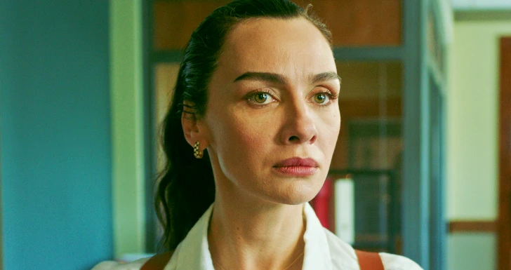 Birce Akalay em Graveyard da Netflix