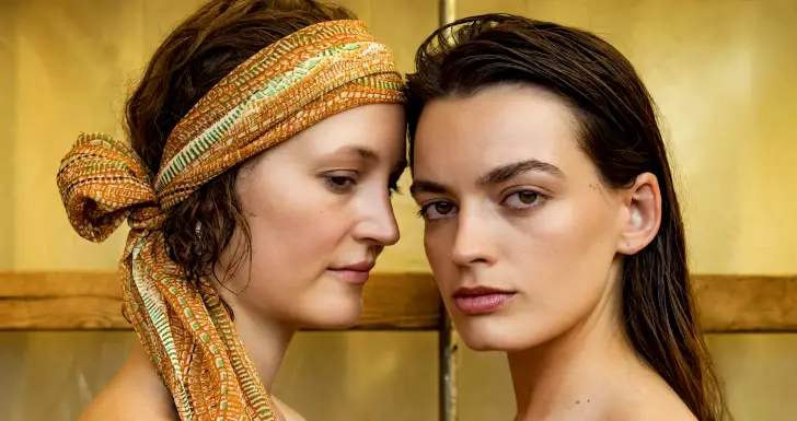 Emma Mackey e Vicky Krieps em Hot Milk