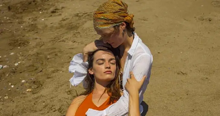 Emma Mackey e Vicky Krieps em Hot Milk