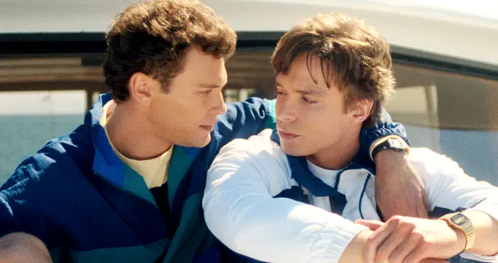 Cooper Koch e Nicholas Alexander Chavez em Monsters: The Lyle and Erik Menendez Story da netflix