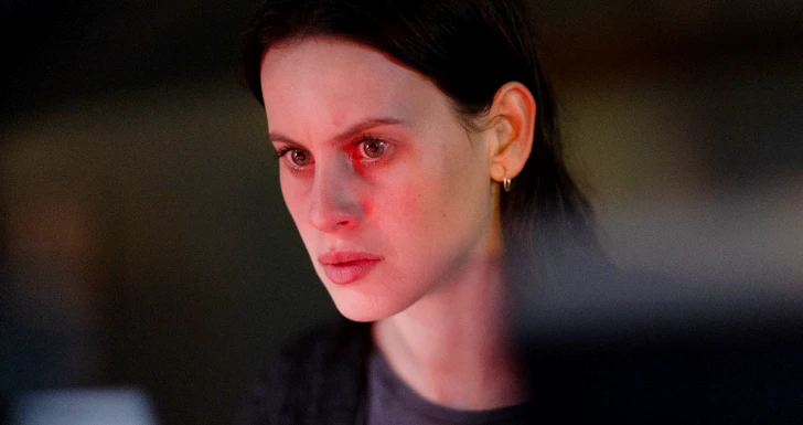 Milena Smit em The Snow Girl Streaming na Netflix