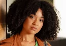 Aisha Dee em Apple Cider Vinegar streaming na Netflix