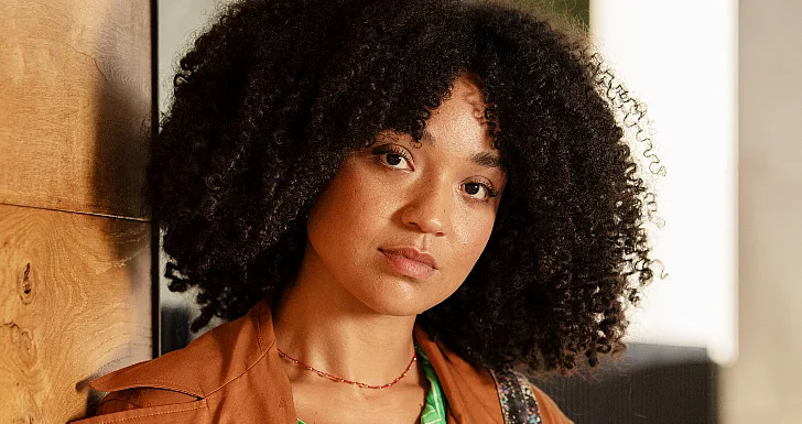Aisha Dee em Apple Cider Vinegar streaming na Netflix
