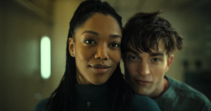 Naomi Ackie e Robert Pattinson
