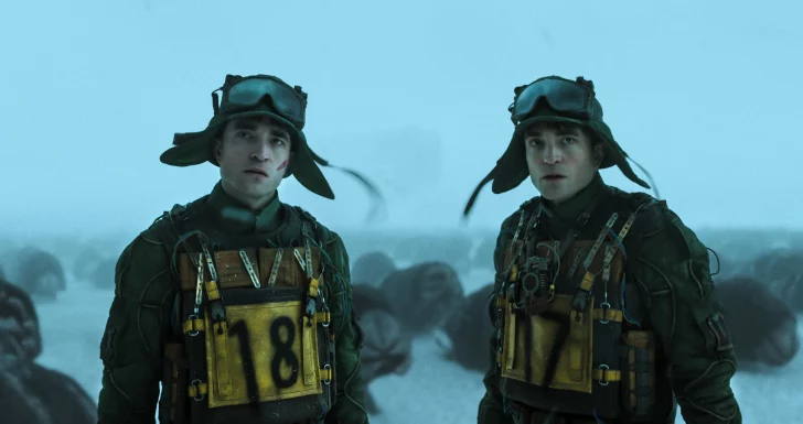 Robert Pattinson e Robert Pattinson em Mickey 17