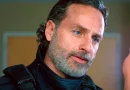 Andrew Lincoln como Rick Grimes em The Walking Dead: The Ones Who Live