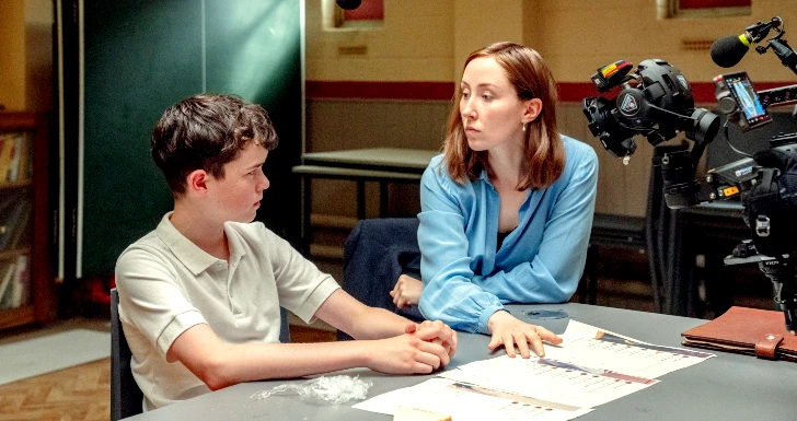 Owen Copper e Erin Doherty durante as filmagens de "Adolescence" da netflix