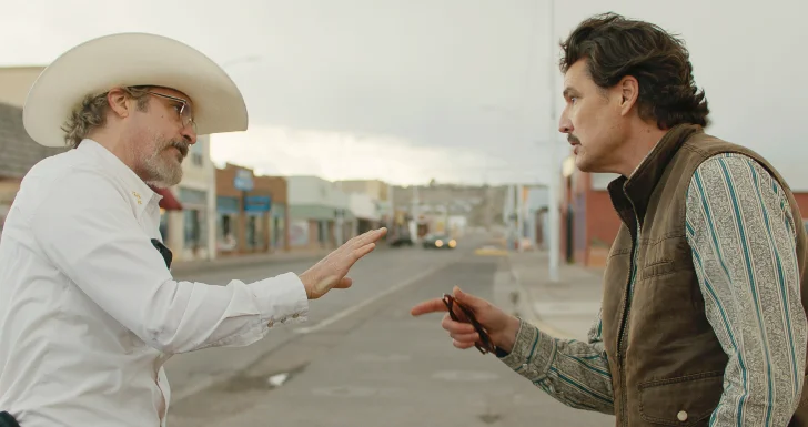 Pedro Pascal e Joaquin Phoenix em Eddington