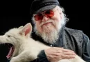 George R. R. Martin com um direwolf (lobo-terrível)