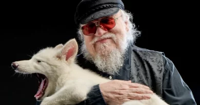 George R. R. Martin com um direwolf (lobo-terrível)