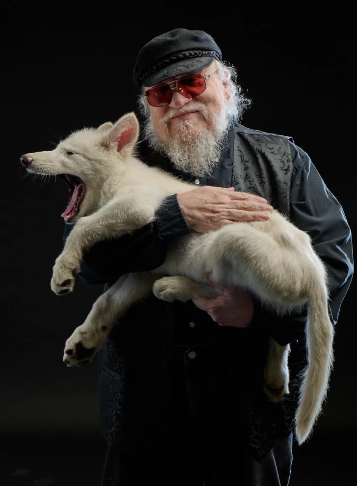 George R. R. Martin com um direwolf (lobo-terrível)