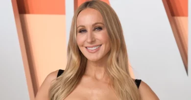 Nikki Glaser nos Globos de Ouro.