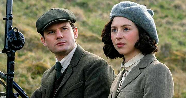 Jeremy Irvine e Hermione Corfield em Outlander: Blood of My Blood