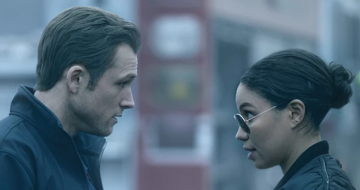 Taron Egerton e Jurnee Smollett em Smoke