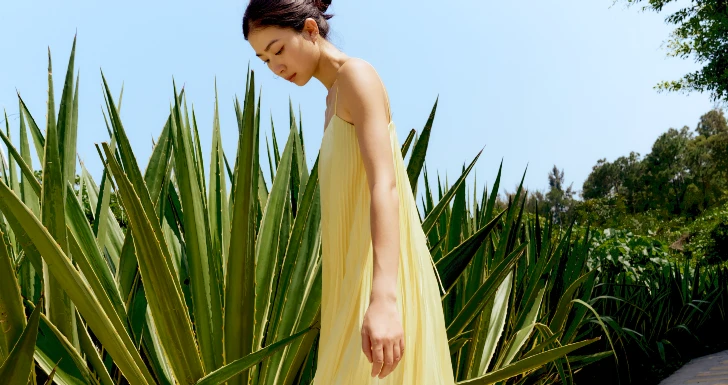 Menina de vestido amarelo.