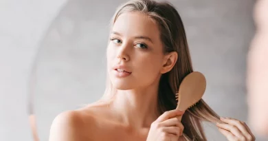 Mulher a cuidar do cabelo