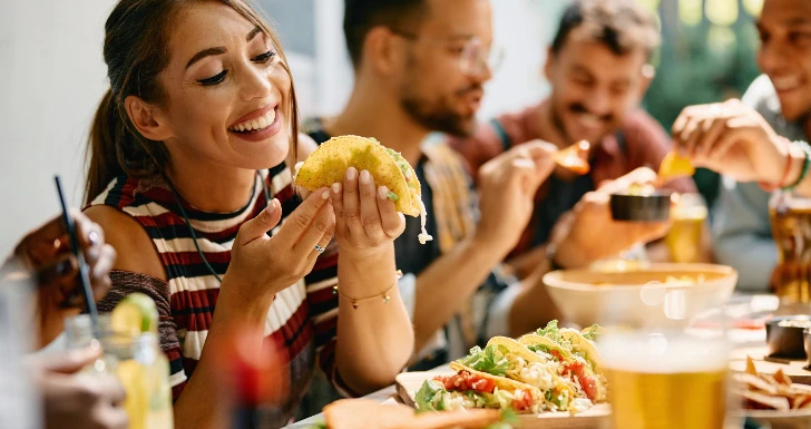 Pessoas a comer brunch.