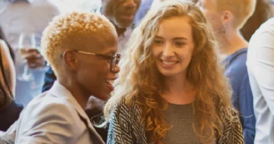 Duas pessoas a conversar naturalmente.