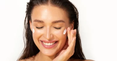 Mulher a colocar creme na cara.