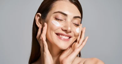 Mulher a usar creme.