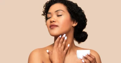 Mulher a passar creme no corpo