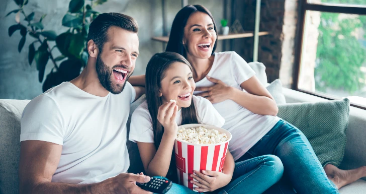 familia numa sessao de cinema com pipocas