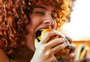 Pessoa a comer smash burger.