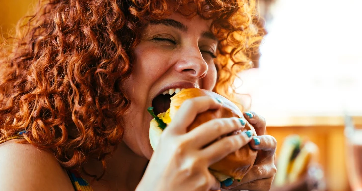 Pessoa a comer smash burger.
