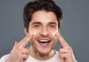 Homem a passar creme na cara.