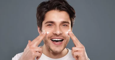 Homem a passar creme na cara.