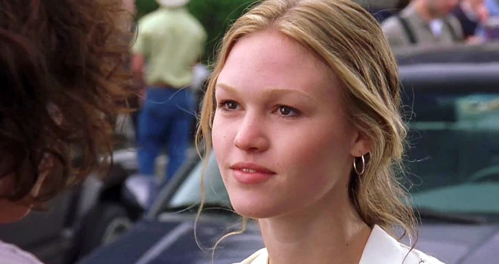 Julia Stiles como Kat em 10 Coisas que Odeio em Ti
