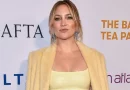 Kate Hudson vestida de amarelo.