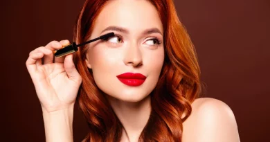 Mulher a aplicar maquilhagem.