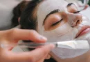 Mulher a fazer uma máscara facial.