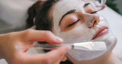 Mulher a fazer uma máscara facial.