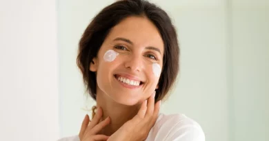 Mulher a passar creme na cara.