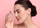 Mulher com perfume.