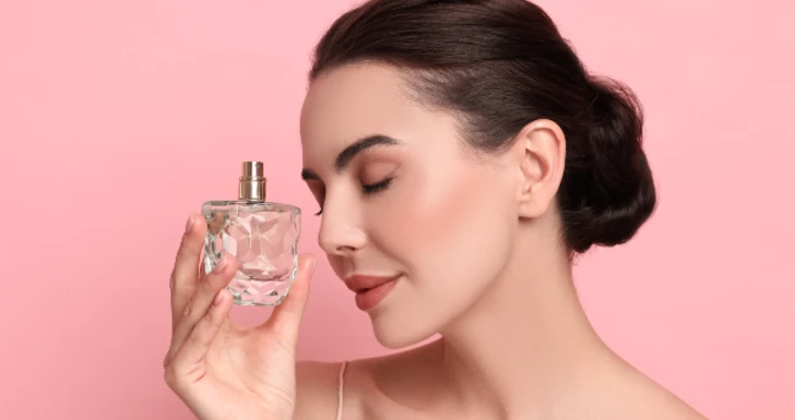 Mulher com perfume.