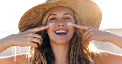 Mulher a por protetor solar.