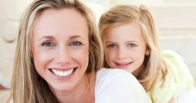 imagem de uma mulher e da sua filha dentro de casa para ilustrar as redes mosquiteiras