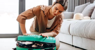 Mulher a fazer malas de viagem