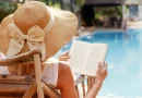 Mulher a ler um livro à beira da piscina para ilustrar livros da Wook em promoção