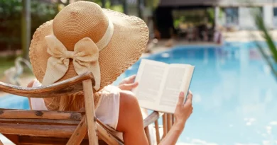 Mulher a ler um livro à beira da piscina para ilustrar livros da Wook em promoção