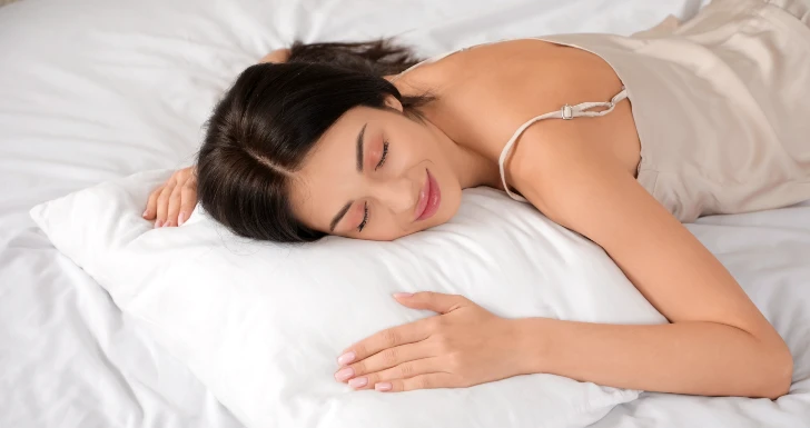 mulher a dormir numa almofada