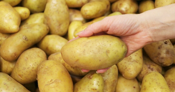 Pessoa com batatas.