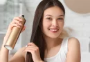 Mulher a colocar produto no cabelo.