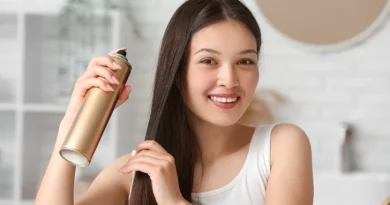 Mulher a colocar produto no cabelo.