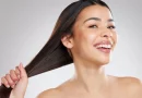 Mulher com cabelo brilhante.