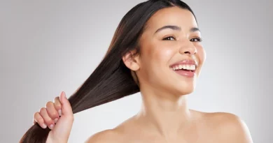 Mulher com cabelo brilhante.