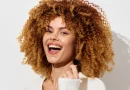 Mulher com cabelo encaracolado.